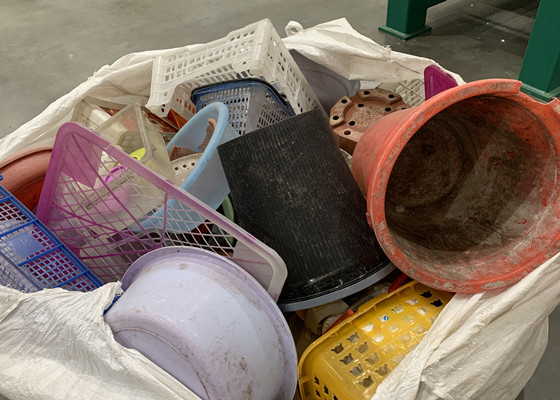 硬質プラスチック