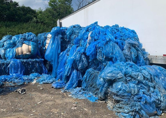 リサイクル用に回収された使用済みプラスチックフィルム